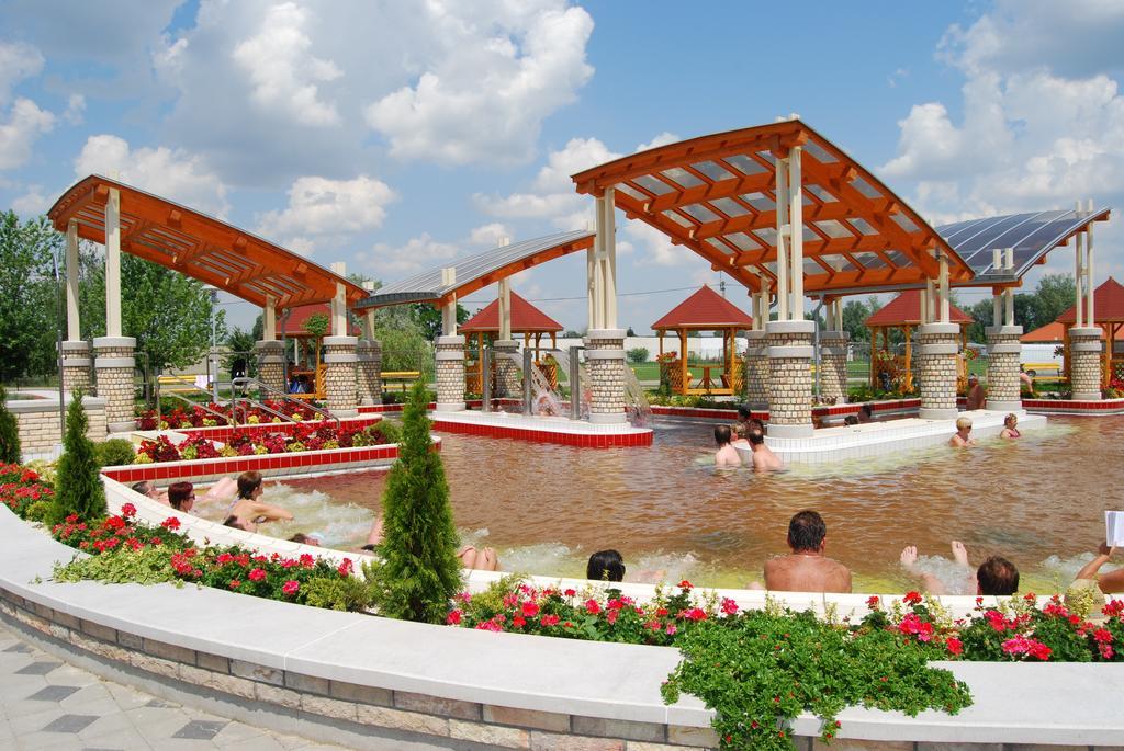 Hotel Termal Tiszaujvaros Bagian luar foto